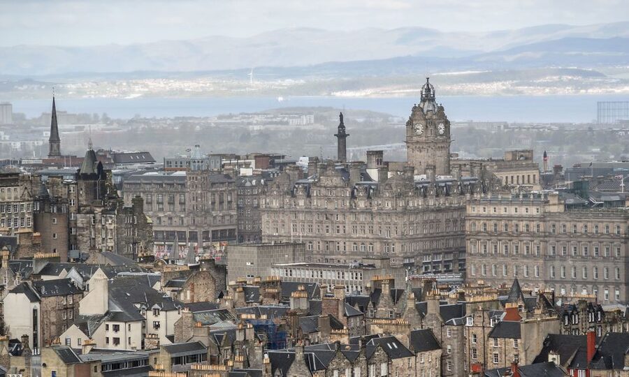 Edinburgh: 3-Hour Historical Walking Tour in Italian - Greyfriars Kirkyard and Edinburgh’s darker stories