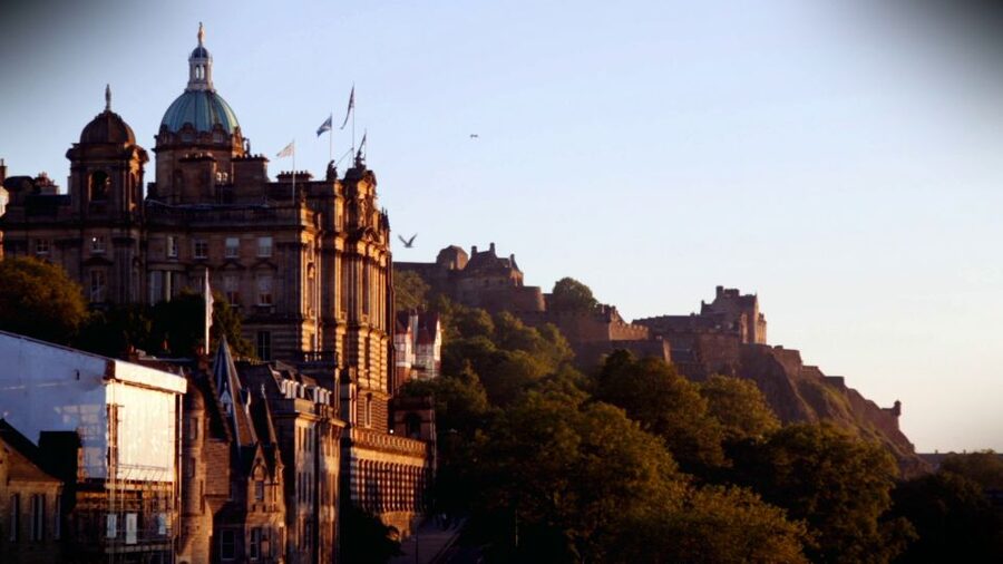 Edinburgh: 3-Hour Historical Walking Tour in Spanish - Who should take this Edinburgh walking tour?