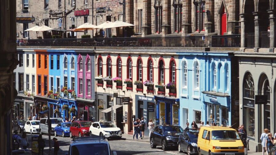 Edinburgh: 3-Hour Historical Walking Tour in Spanish - Walking the Royal Mile and its narrow closes