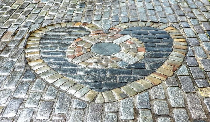 Edinburgh: Dark History Royal Mile Walking Tour - The darker stories behind familiar landmarks