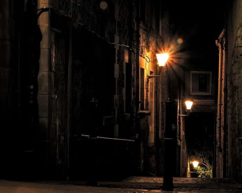Edinburgh: Dark History Royal Mile Walking Tour - St. Giles Cathedral and the Royal Mile opening