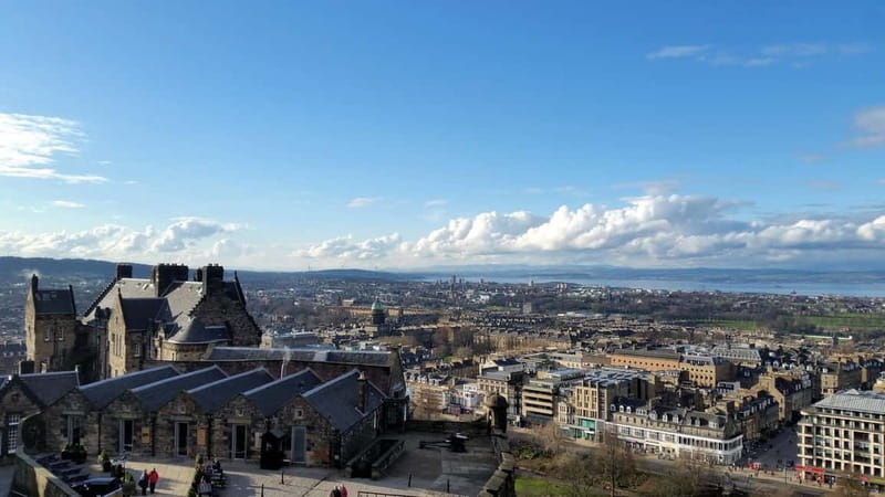Edinburgh: Edinburgh Castle Guided History Tour with Tickets - Castle Rock, batteries, and the One O’Clock Gun