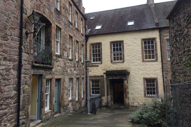 Edinburgh: History Lovers Old Town Walking Tour - The guides make the biggest difference