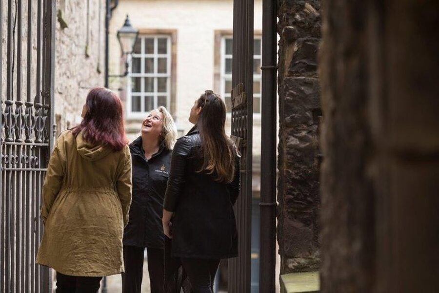 Edinburgh: Multi-Sensory Old Town Historical Walking Tour - The closes, courtyards, and everyday Old Town