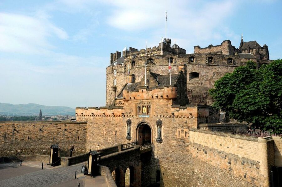Edinburgh: Multi-Sensory Old Town Historical Walking Tour - Edinburgh Castle and the final historic view