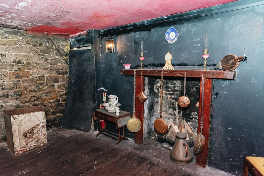 Edinburgh: Old Town and Underground Historical Tour - Edinburgh’s criminals, writers, and uncomfortable history