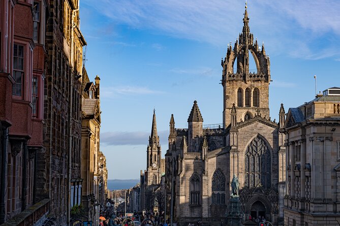 Edinburgh Old Town: Historical Guided Walking Tour - Walking through the historic center