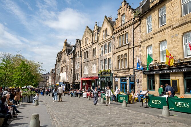 Edinburgh Old Town: Historical Guided Walking Tour - Guides, languages, and group size