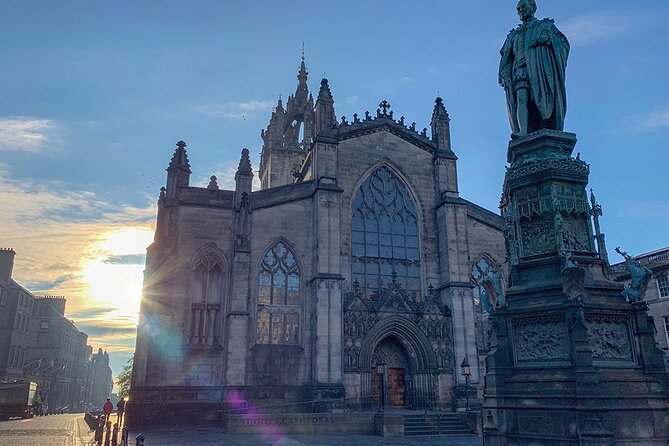 Edinburgh Old Town: Historical Guided Walking Tour - Medieval stories, modern Edinburgh