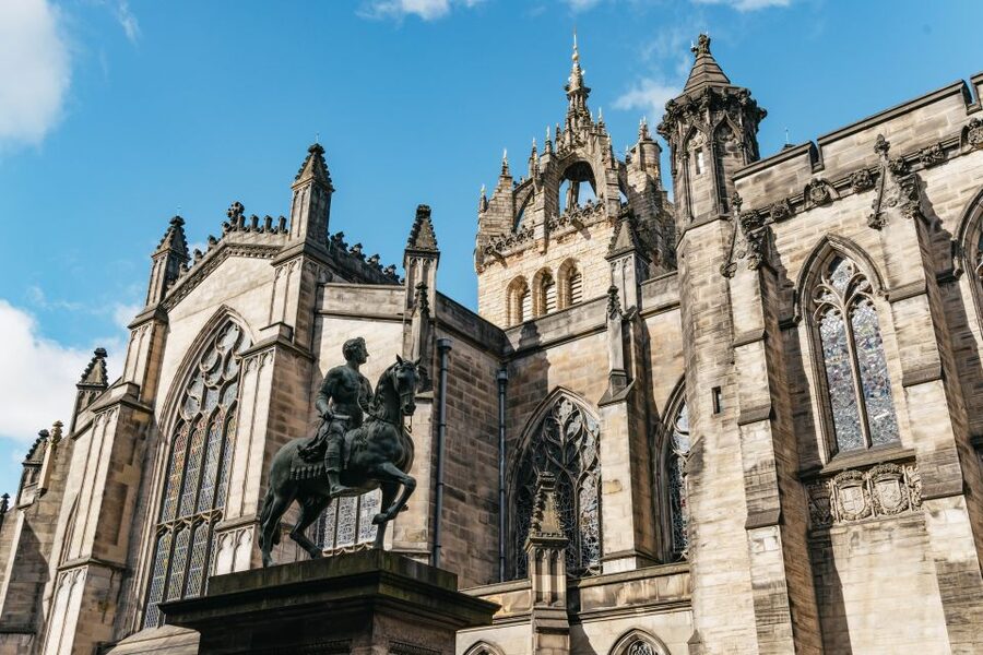 Edinburgh: Old Town History and Tales Walking Tour - Starting with medieval Edinburgh and Auld Reekie