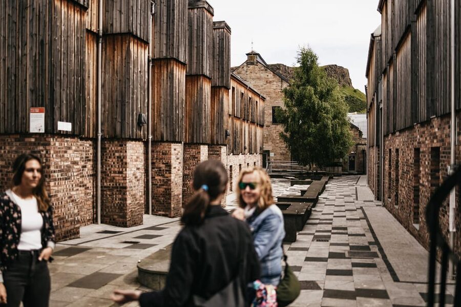Edinburgh: Pubs and History Guided Walking Tour with Beer - A beer tour that explains how Edinburgh grew