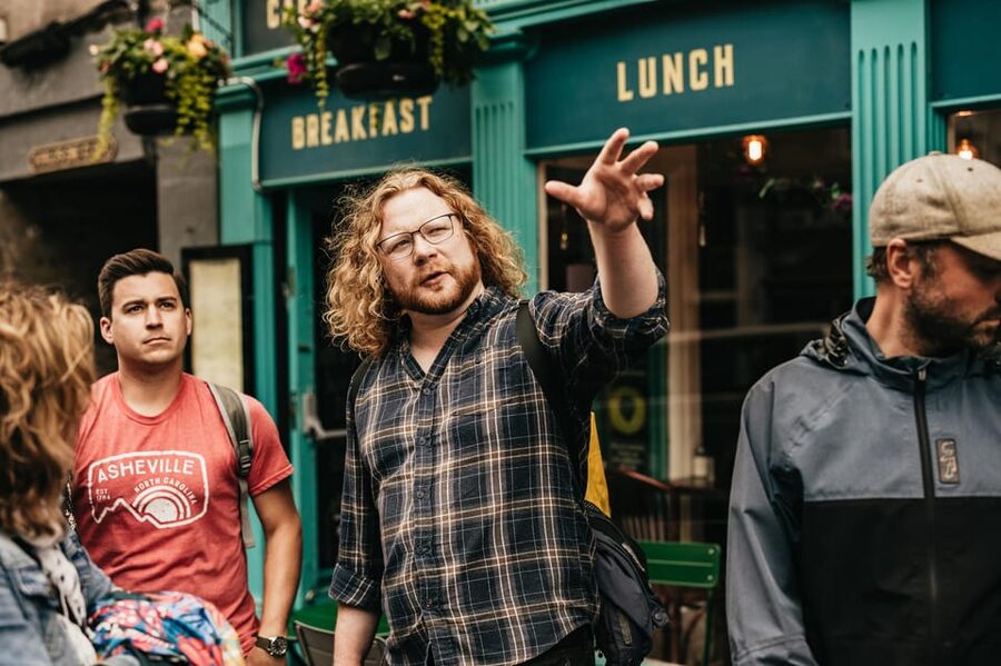 Edinburgh: Pubs and History Guided Walking Tour with Beer - Walking the Royal Mile with a different purpose