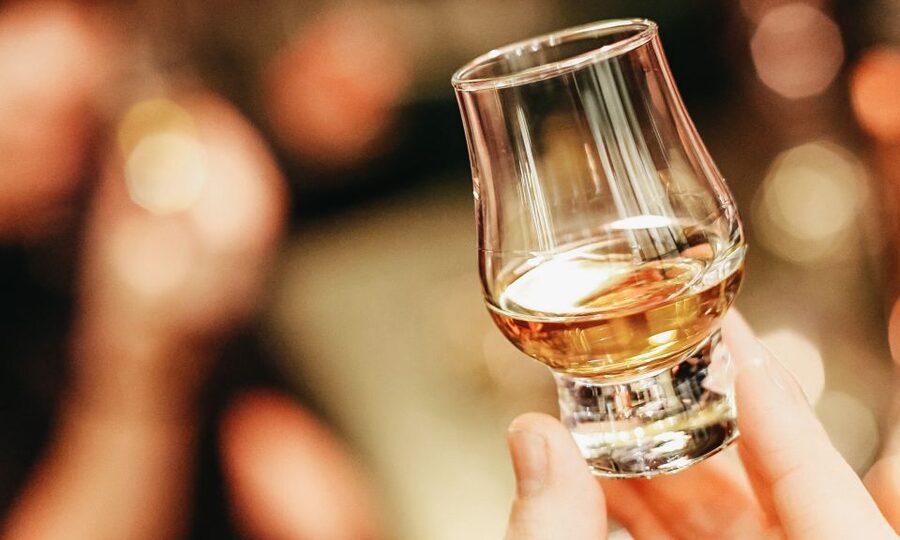Edinburgh: Whisky Tasting with History and Storytelling - Hot Toddy puts you near the Royal Mile