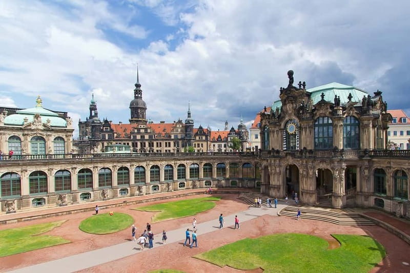 Elbfloren: Historical city tour - The Church of Our Lady from stone to sanctuary