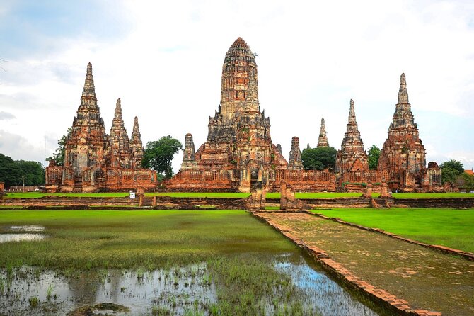 Explore the World Heritage Of Ayutthaya - Wat Mahathat and the Buddha head in the tree
