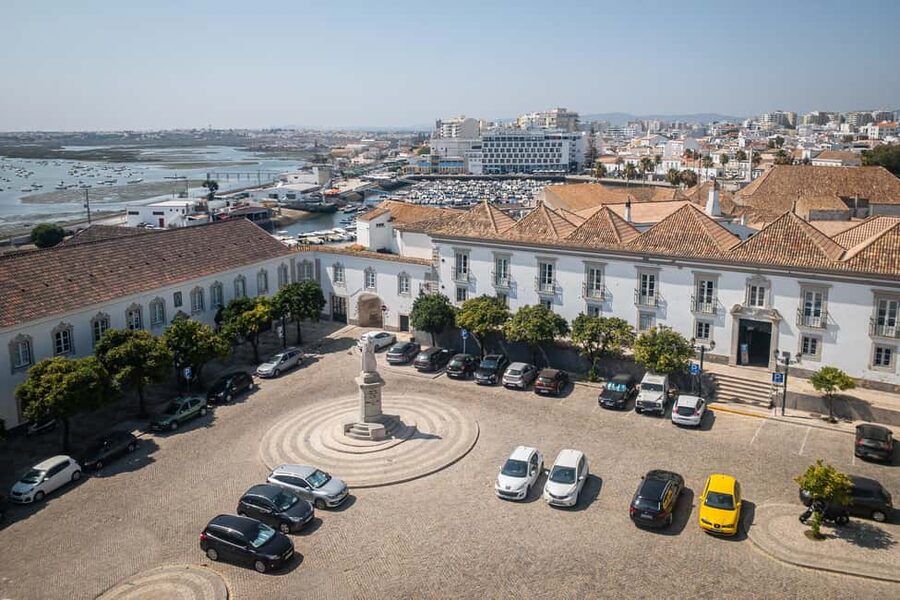Faro: Private & Flexible Walking Tour in Historic Center - Inside the medieval walls and King Afonso III Square