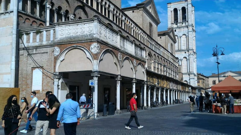 Ferrara: Medieval Ferrara and the Jewish Ghetto Walking Tour - Starting at the castle where Ferrara’s power was on display