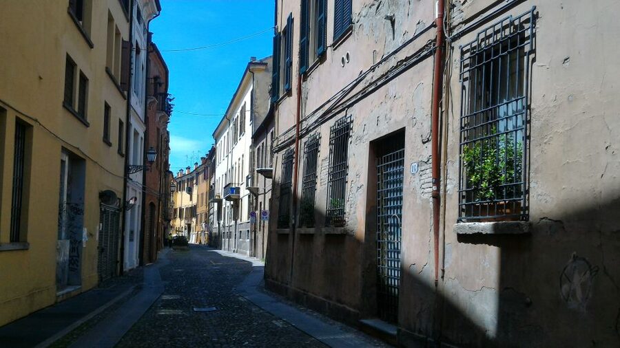 Ferrara: Medieval Ferrara and the Jewish Ghetto Walking Tour - Between the archbishop’s palace and the cathedral