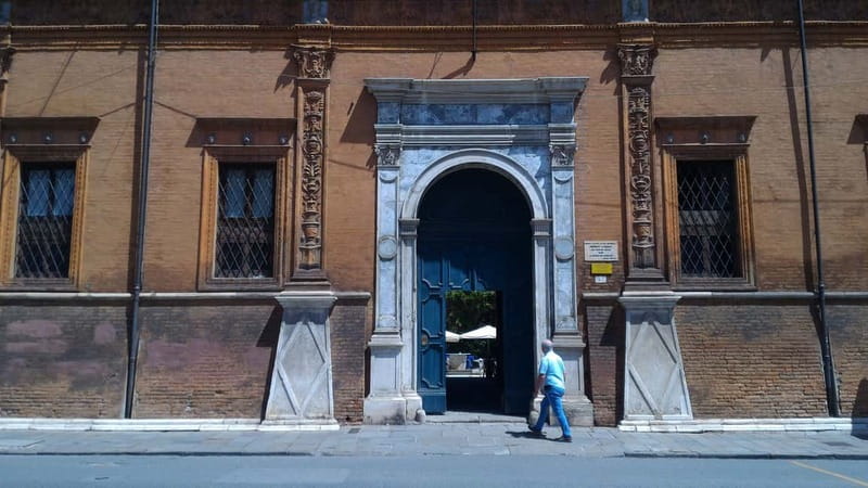 Ferrara: Medieval Ferrara and the Jewish Ghetto Walking Tour - Lucrezia Borgia and life inside Castello Estense
