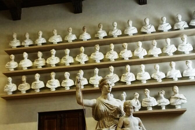 Florence Walking Tour with Accademia, Uffizi & Lunch - San Lorenzo and the Medici quarter