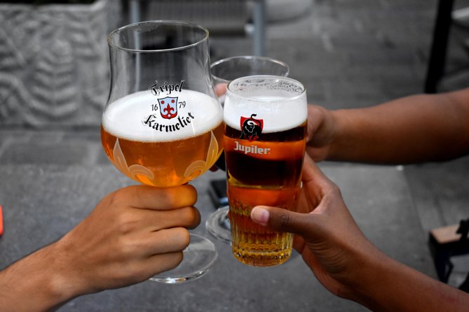 Food tasting & Historical walk - A final beer overlooking Markt
