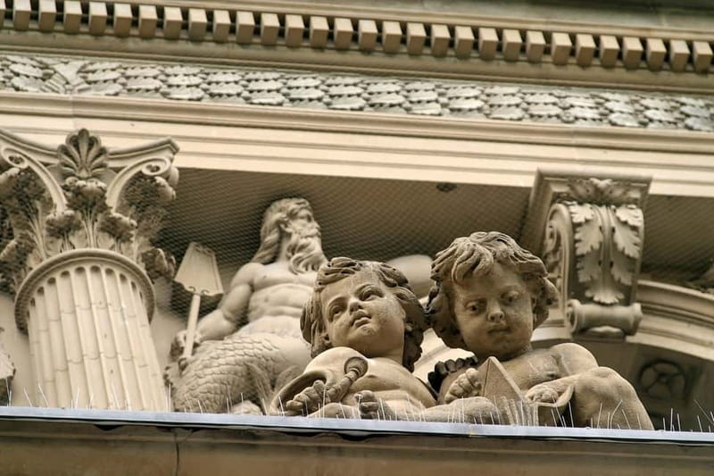Frankfurt: Old Town Historical Walking Tour with Geo Epoche - Stories of shopkeepers and famous residents