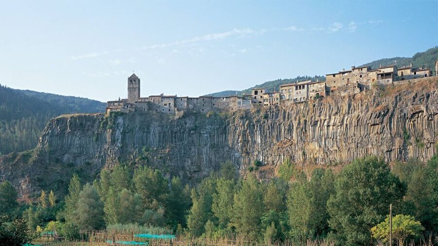 From Barcelona: Besalú & Medieval Towns Tour w/ Hotel Pickup - Who should book it