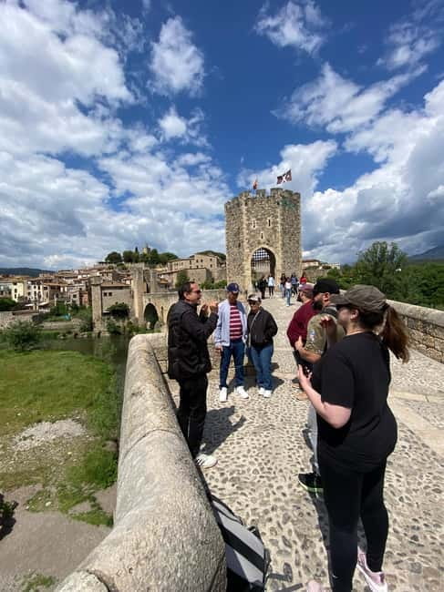 From Barcelona: Girona, Besalú & Medieval Villages Day Trip - What the guides add to the day