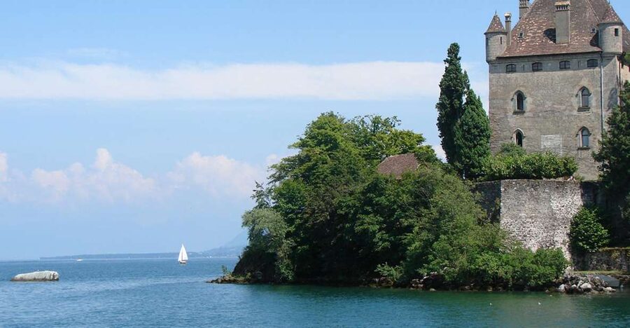 From Geneva: Yvoire medieval village & Lake Geneva Cruise - Entering Yvoire through its old defenses