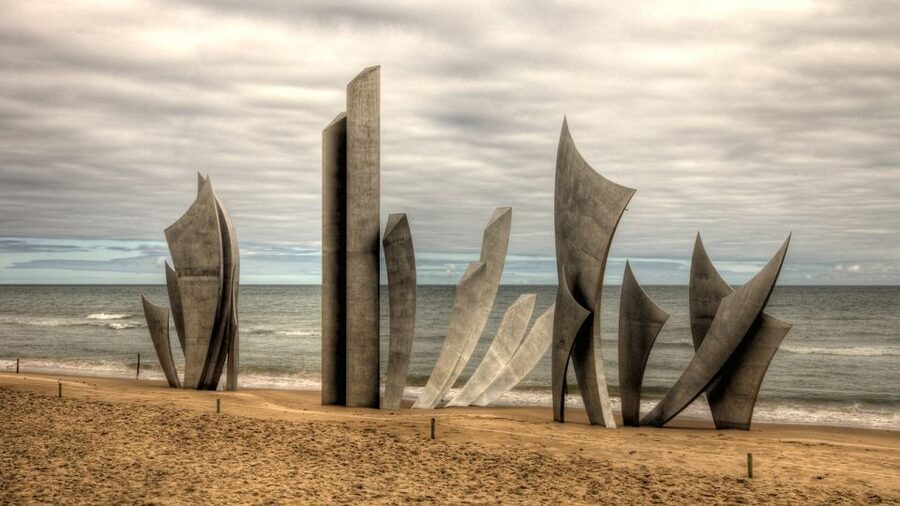 From Le Havre: D-Day Beaches Shore Trip with Packed Lunch - Pointe du Hoc and the climb faced by the Rangers
