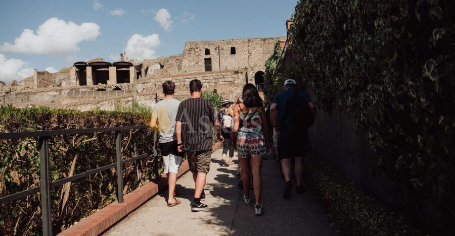 From Naples: Pompeii & Herculaneum with Archaeologist Guide - The transfer and lunch break