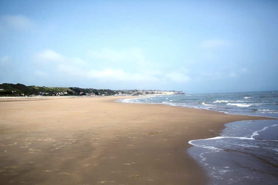 From Paris: Normandy D-Day Beaches Day Trip with Lunch - The guide makes or breaks a long day