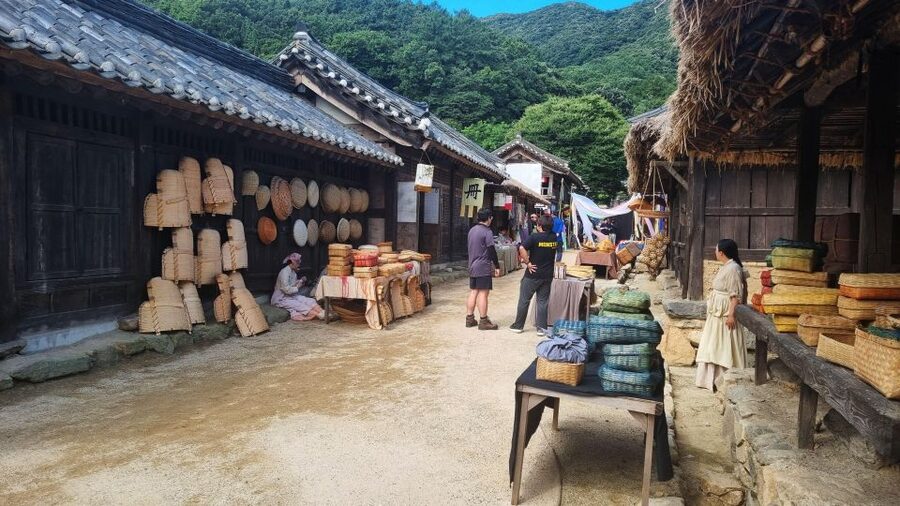 From Seoul: Dae Jang Geum Park Historic K-Drama Set Tour - Group size, languages, and guide quality