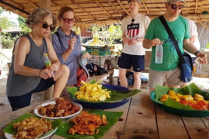 Full-Day Historical Park and Countryside Tour in Sukhothai - Wat Si Chum and the giant seated Buddha