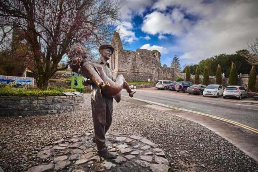 Galway: Connemara, Sheepdog Show and Medieval Castle Tour - A pause in Leenane between Galway and Mayo