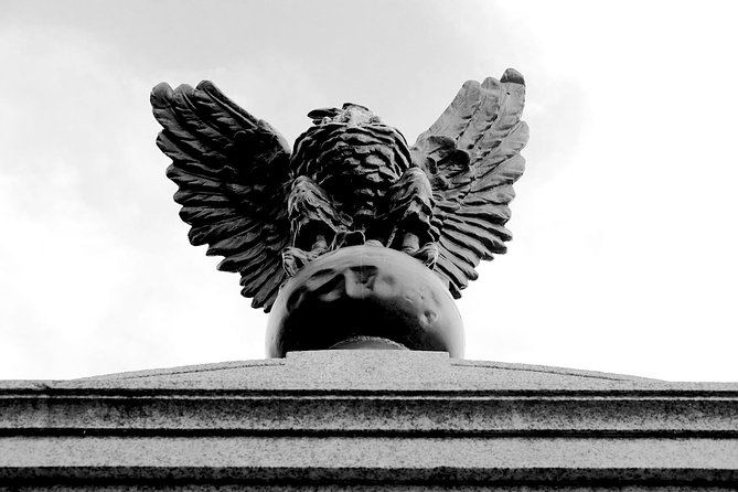 Genteel and Bard's Savannah Dark History and Ghost Encounter Walking Tour - Chippewa Square and the story behind an inn