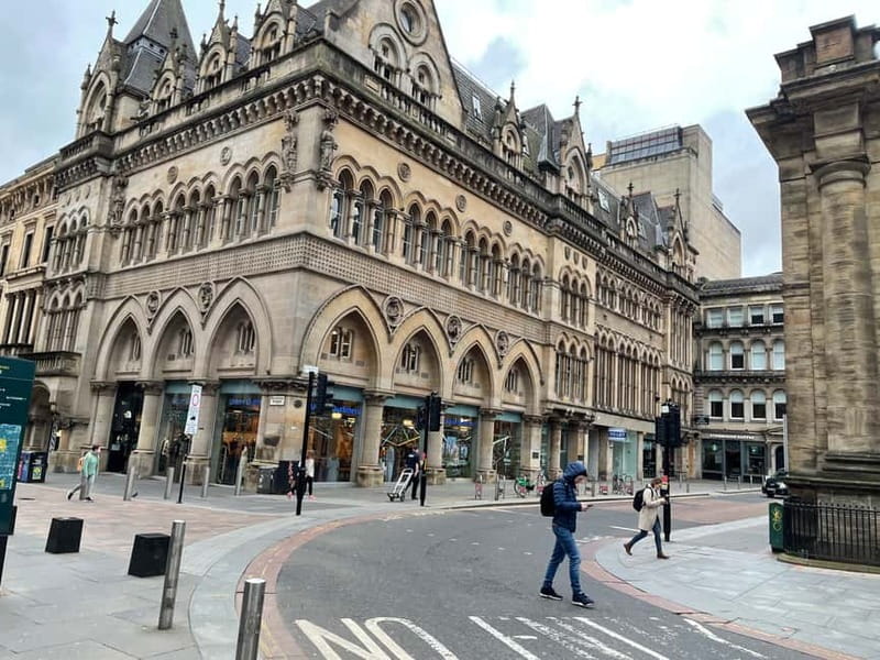 Glasgow: Historical Walking Tour: Guided by a local actor - Who should book this walking tour?