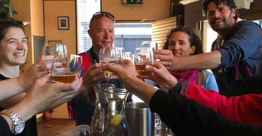 Glasgow: Pubs & History Guided Walking Tour with Beer - George Square closes the city story