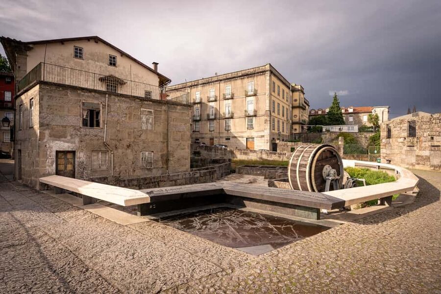 Guimarães: Private Flexible Walking Tour in Historic Center - Toural Square and the city’s changing center