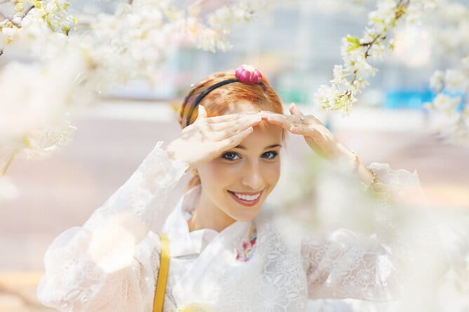 Hanbok Photoshoot and History Tour at Gyeongbokgung Palace - Gyeonghoeru adds water, trees, and mountain views