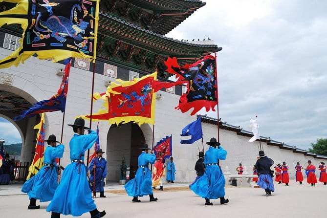 Hanbok Photoshoot and History Tour at Gyeongbokgung Palace - Tuesdays change the palace and the logistics