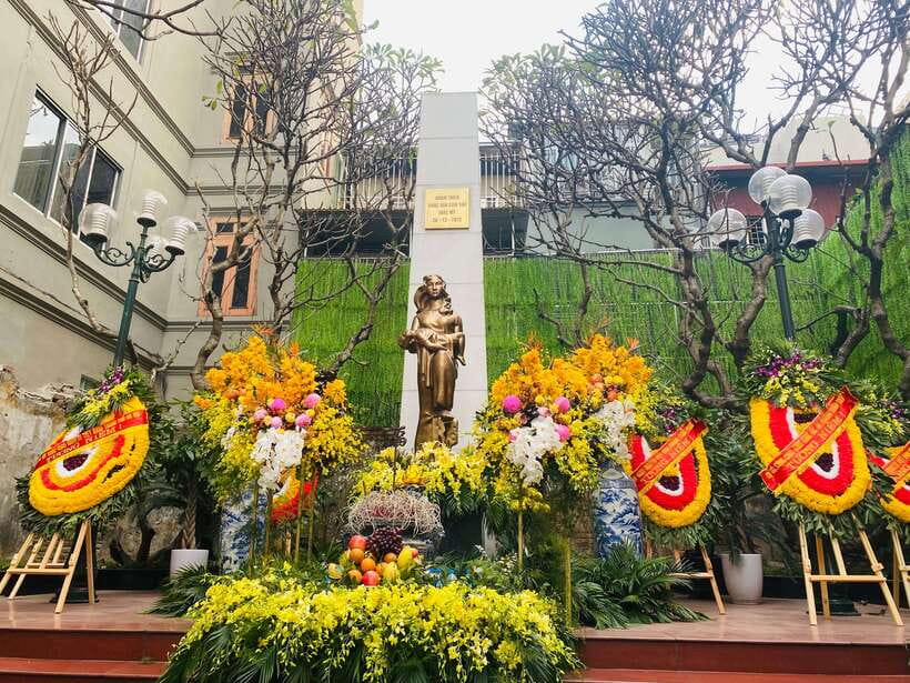 Hanoi: Cho Gioi Vietnam War History Walking Tour - Who should book this experience?
