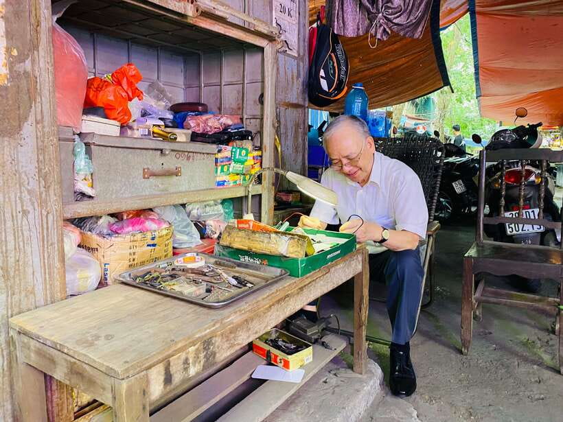 Hanoi: Cho Gioi Vietnam War History Walking Tour - The planned economy and divided Vietnam