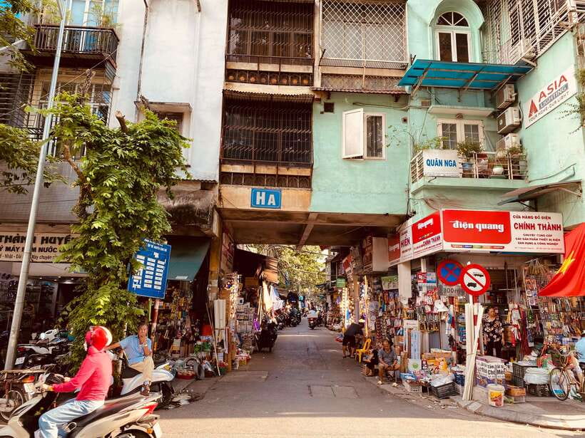 Hanoi: Cho Gioi Vietnam War History Walking Tour - A short taxi ride keeps the route manageable