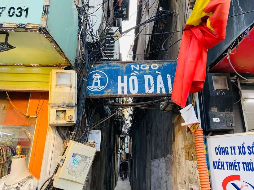 Hanoi: Cho Gioi Vietnam War History Walking Tour - Finishing at Train Street and 65 Railway Coffee