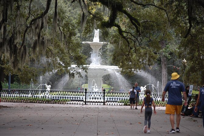 Heart of Savannah History Walking Tour - 2hr - Birthplaces, churches, and the stories behind the facades