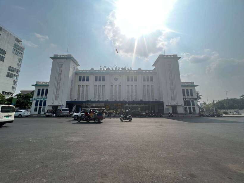 Heritage tour of Phnom Penh in electric bus - Three interiors that make the route special