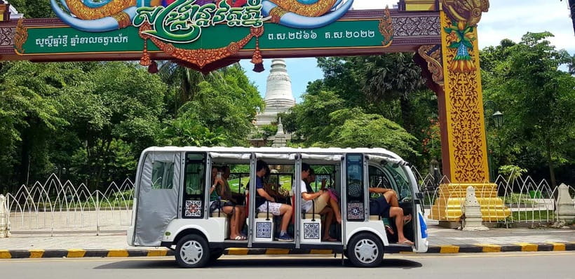 Heritage tour of Phnom Penh in electric bus - The tablet turns closed doors into part of the tour