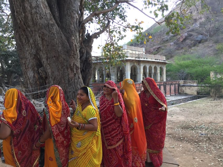 Heritage Walk & Street Food Tasting in Jaipur - Chaura Rasta: chai, snacks, and the city’s working rhythm