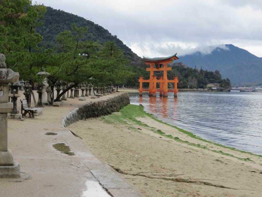 Hiroshima: History and Hidden Gems Tour - A guide who adjusts the day around you